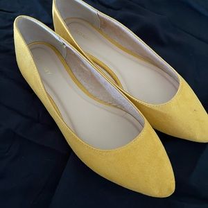 *NEVER WORN* Size 10 Yellow old navy flats